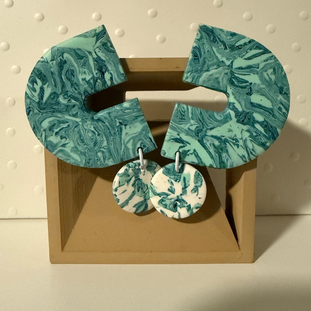 ARTISANAL EARRINGS MADE IN PUERTO RICO

Elegant Blue and White Marbled Earrings